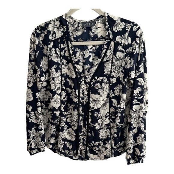 Astr Tops - ASTR Floral Long Sleeve Top Size XS
